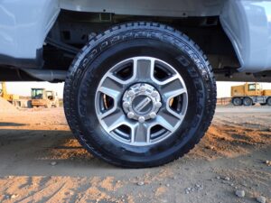 Ford F-250 Lariat showroom (8)